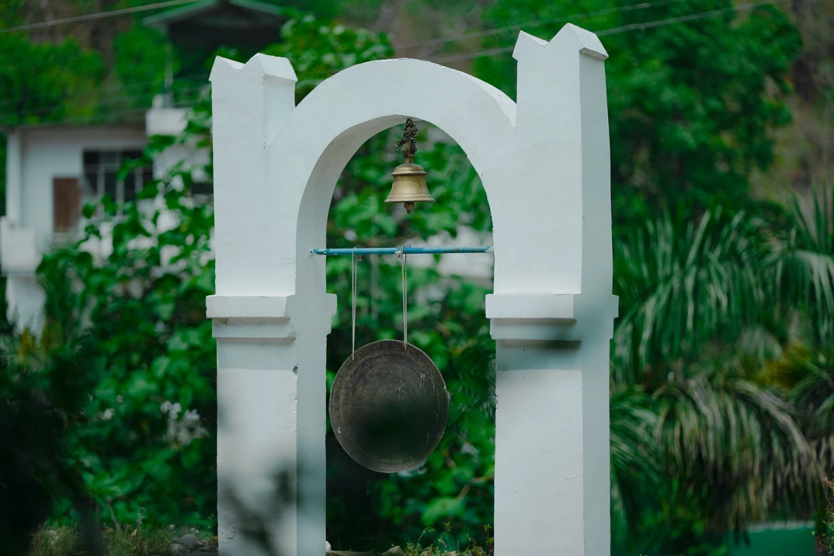 Instructor demonstrating chakra balancing with crystal bowls at Adhiroha