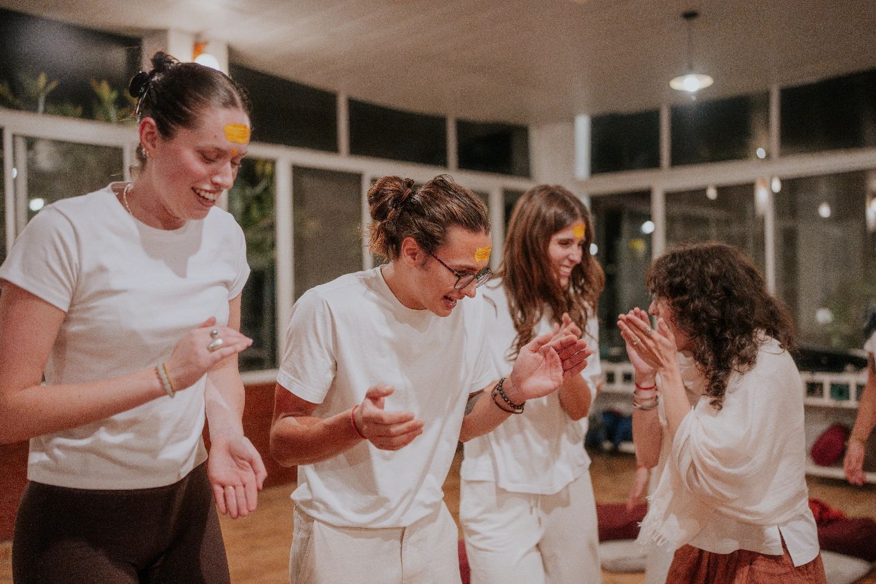 Glückliche Schüler des Yoga TTC
