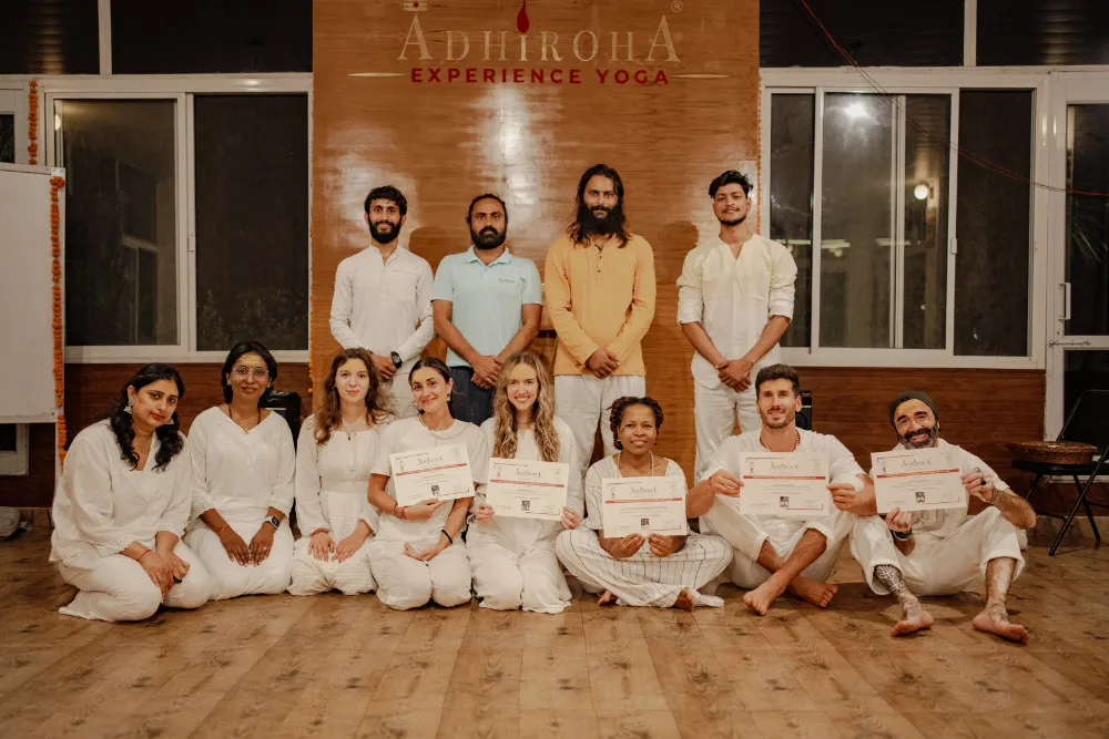 Teilnehmer der 200-Stunden Yogalehrer-Ausbildung von Adhiroha in Rishikesh