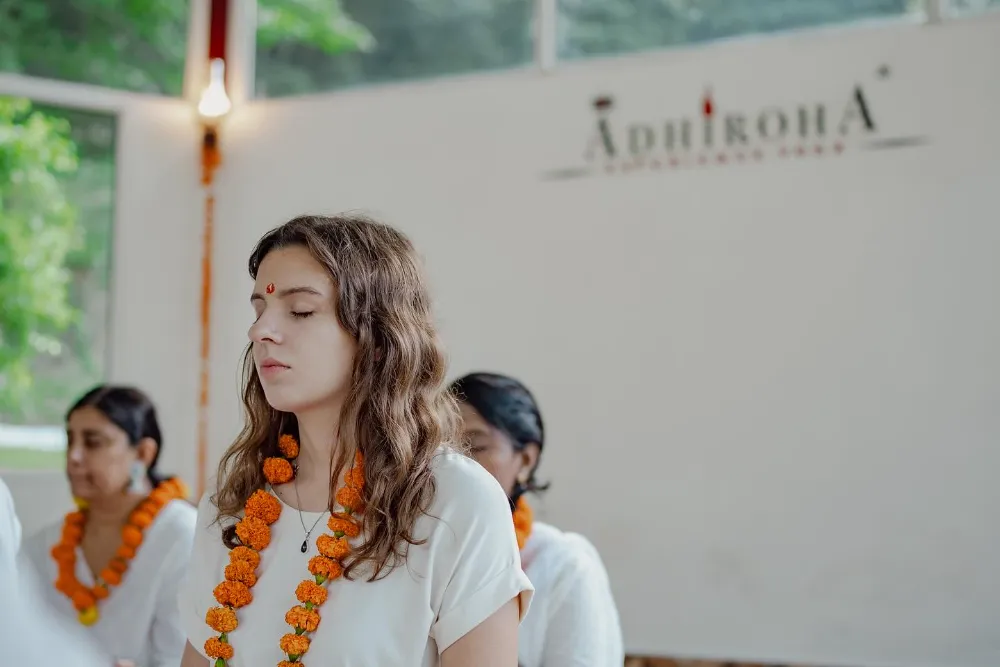 Ein Schüler in Meditation während der Sadhana Immersion bei Adhiroha, Rishikesh