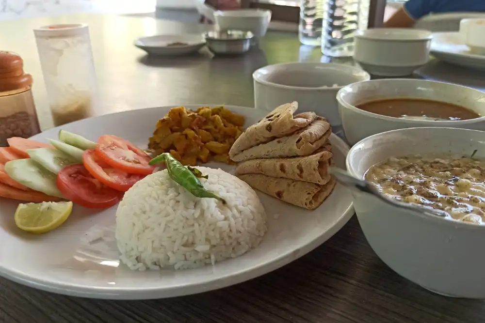 Ein frisches sattvisches Thali — Reis, Dal, Gemüse und Salat