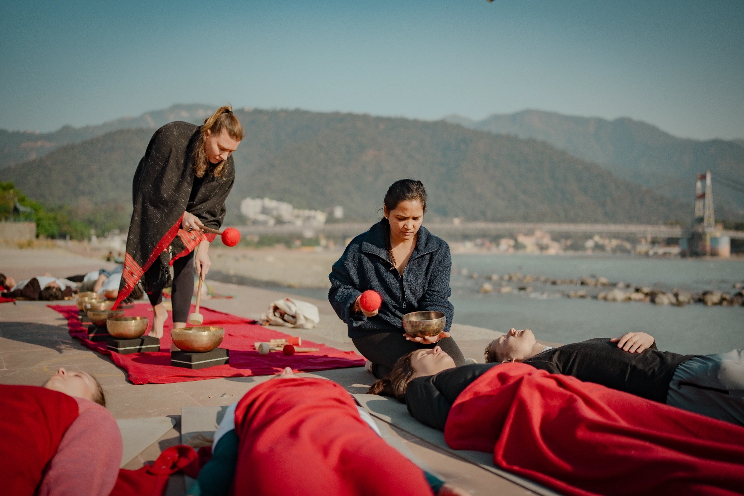 Eine Klangheilungs-Session mit tibetischen Klangschalen am Ganga-Ji-Ghat in Rishikesh