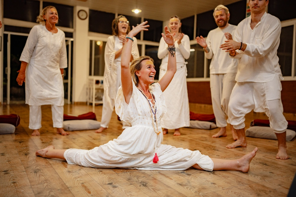 Eine Schülerin in tiefer, geruhsamer Asana-Praxis in der Adhiroha-Shala