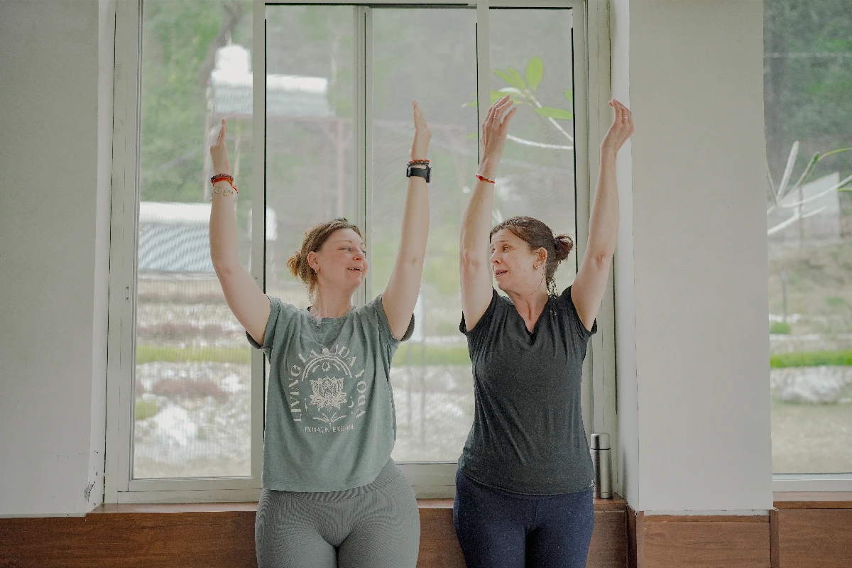Visual timeline showing 30-minute evening yoga sequence with pose names duration and progressive calming indicators